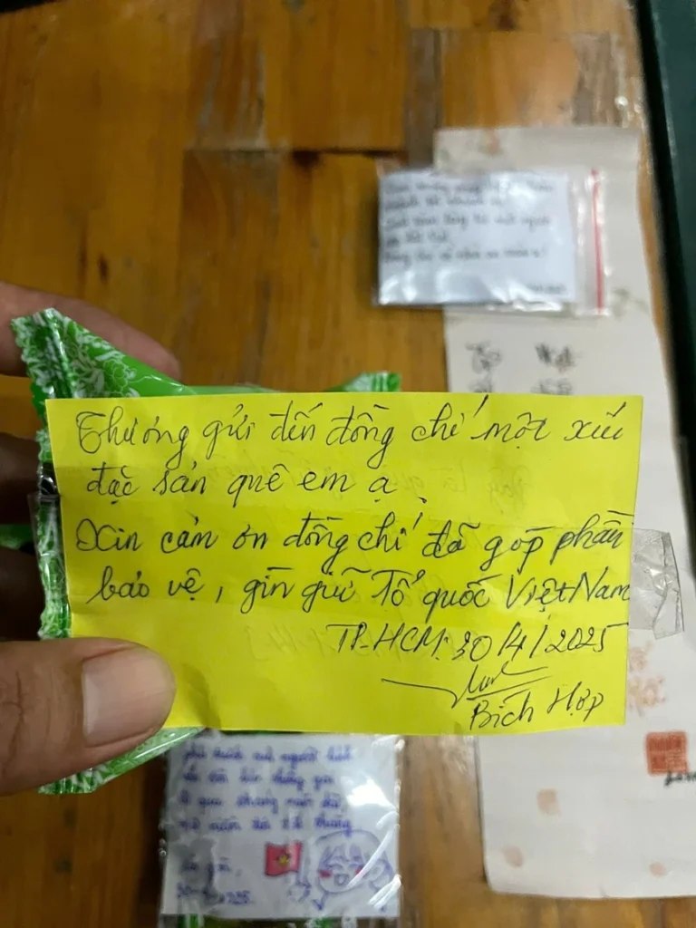 Đặc biệt, tình cảm đó còn được nhiều người gửi gắm trong những món quà nhỏ, mang giá trị tinh thần lớn. Ngồi "tổng kết" sau ngày 30/4, Hồng Phong cho Tri Thức - Znews biết anh nhận được rất nhiều bánh, kẹo từ các bạn tới xem diễu binh, diễu hành. Một số bạn còn tự tay viết những dòng động viên, cổ vũ các chiến sĩ làm nhiệm vụ.