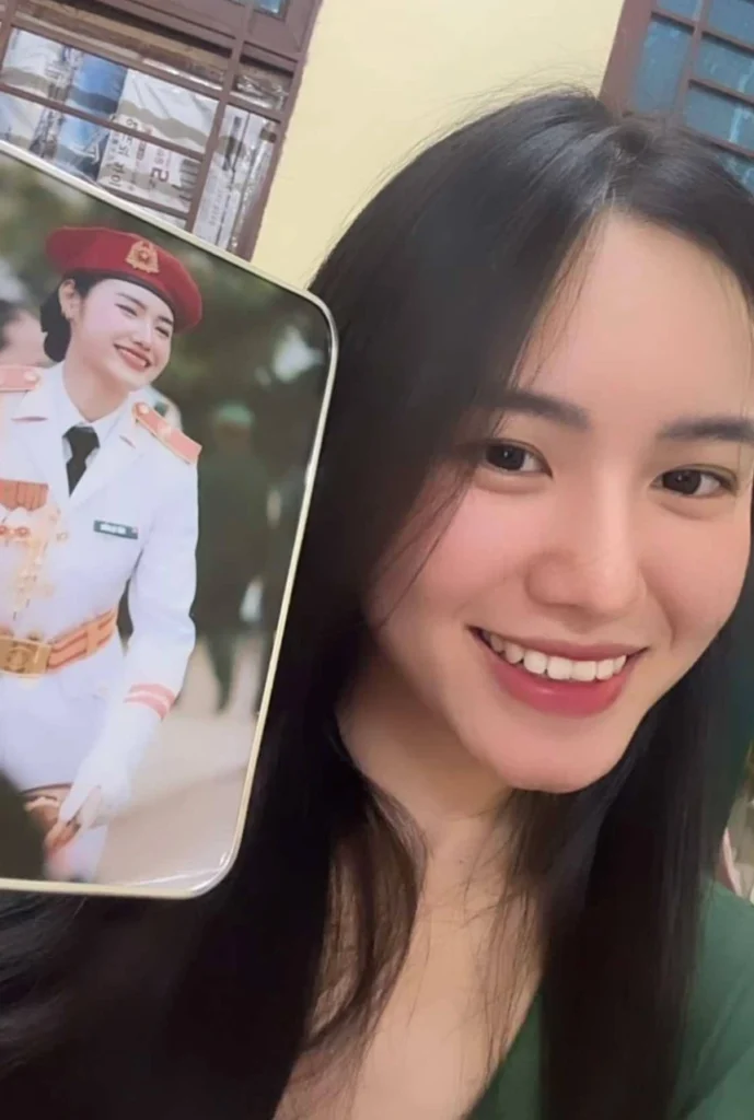 Thân Thị Hưởng (sinh năm 2000, quê Bắc Giang), chiến sĩ Khối nữ Quân nhạc, cũng nhận được bức ảnh do một người dân in tặng sau buổi diễu hành. Trên mạng xã hội, Hưởng là gương mặt được nhiều người biết đến và yêu mến.