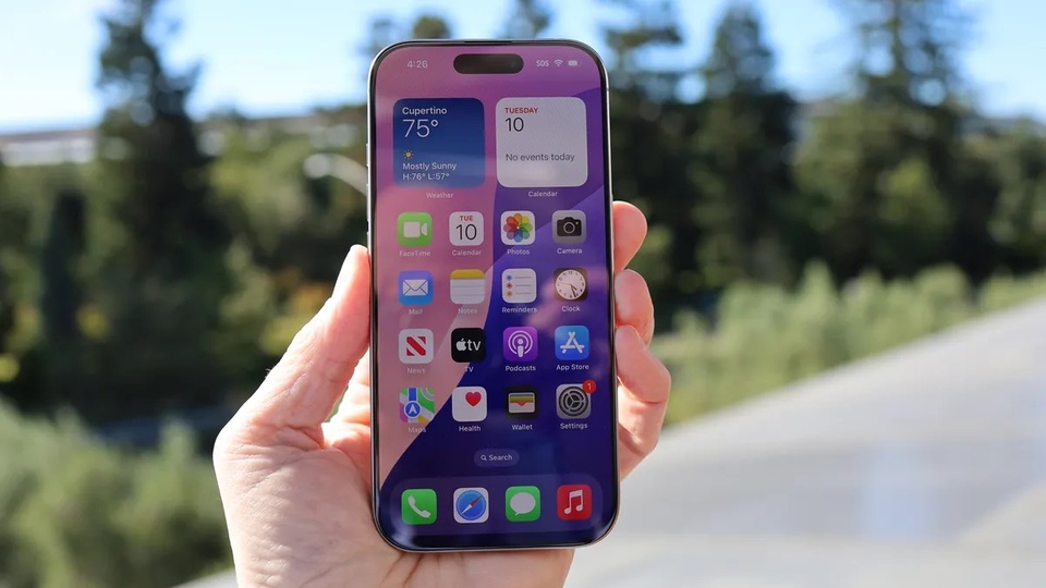 Màn hình iPhone 16 Pro có lớp phủ chống bám vân tay nhưng khả năng chống phản chiếu vẫn hạn chế.
