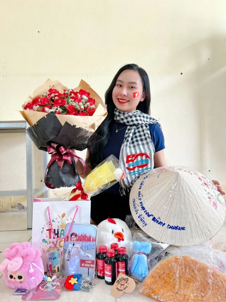 Không chỉ nam chiến sĩ, các nữ quân nhân cũng trân trọng từng món quà nhỏ từ người dân. Một chiến sĩ nữ cho biết cô sẽ luôn giữ lại những món quà đó như kỷ vật của một dịp kỷ niệm trọng đại. "Tôi rất xúc động và trân quý tình cảm người dân dành cho các chiến sĩ diễu binh", cô nói.