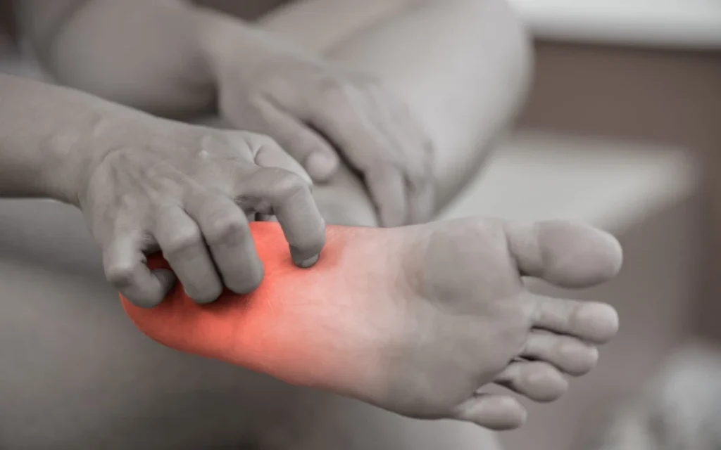 Ngứa dữ dội về đêm:Ngứa không rõ nguyên nhân, nhất là ở lòng bàn tay và lòng bàn chân vào buổi tối, là dấu hiệu phổ biến của bệnh gan. Nguyên nhân là do gan suy yếu không thể lọc thải độc tố hiệu quả, khiến muối mật tích tụ trong máu và gây kích ứng da. Cơn ngứa thường dữ dội, kéo dài và ảnh hưởng đến giấc ngủ.