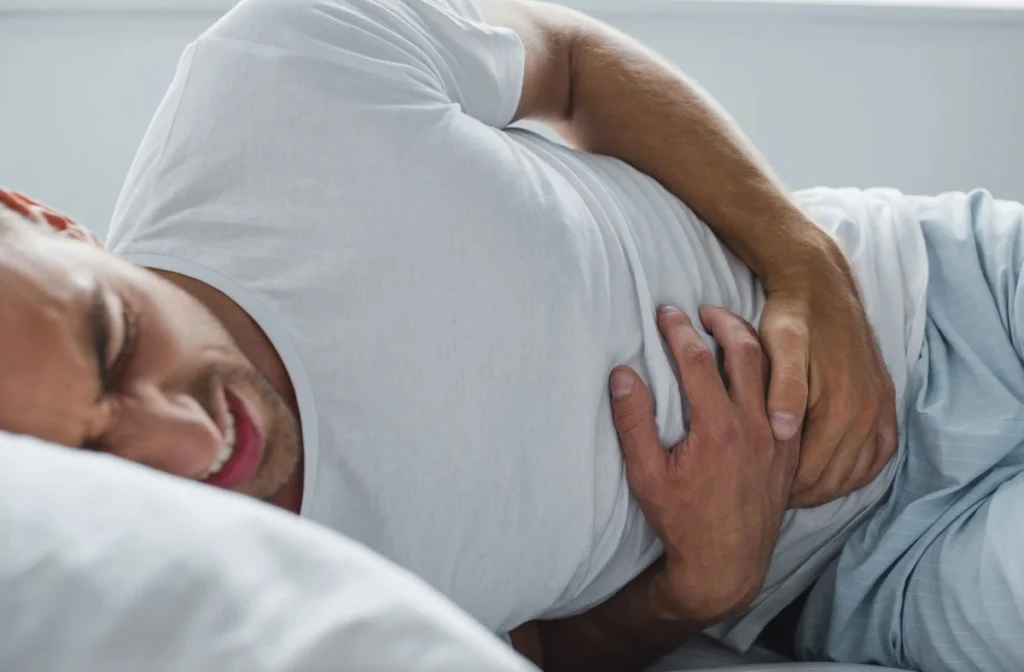 Đau, sưng bụng về đêm:Sưng bụng không rõ nguyên nhân, còn gọi là cổ trướng, xuất hiện khi dịch lỏng tích tụ trong ổ bụng do tăng áp lực trong mạch máu gan. Triệu chứng này thường rõ rệt hơn vào ban đêm khi người bệnh nằm xuống, gây cảm giác đầy bụng, khó chịu và thậm chí đau tức vùng bụng dưới.